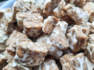 Tempeh, which is made from soybeans, is processed into a spicy and delicious dish