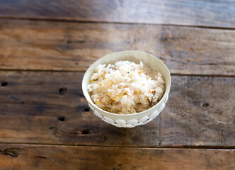 お茶碗の雑穀入りごはん