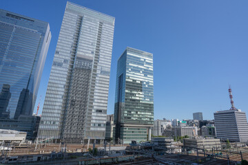 東京駅付近のビル群を臨む
