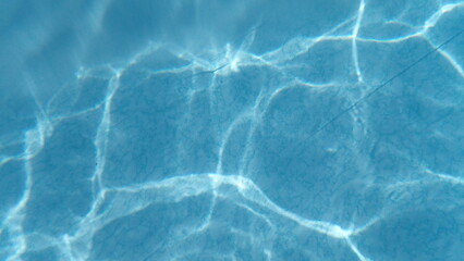 Spiegelung auf dem Poolboden