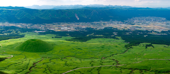 熊本県　阿蘇杵島岳山頂より米塚と外輪山を望む