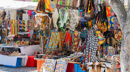 Fototapeta premium Bunter Marktstand mit Afrikanische Mode Accessoire auf einem Markt in Kapstadt Süd Afrika