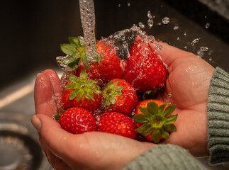 Erdbeeren mit Wasser waschen