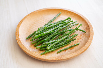 木の皿にのせたシーアスパラガス