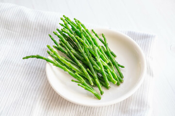 お皿に盛ったシーアスパラ