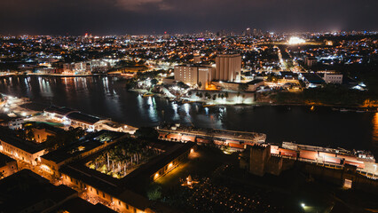 Vista nocturna del rio ozama.