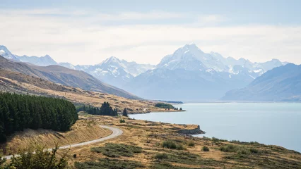 Keuken foto achterwand Aoraki/Mount Cook Beautiful autumn alpine landscape with turquoise glacial lake and huge snowy mountains in backdrop