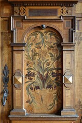 Alter Schrank mit Intarsien - Detail