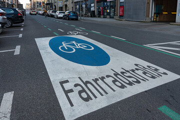 Fahrradstrasse im Stadtzentrum - obrazy, fototapety, plakaty