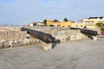 Cañones antiguos a orillas de la ciudad amurallada. Cartagena de Indias, Colombia. - obrazy, fototapety, plakaty