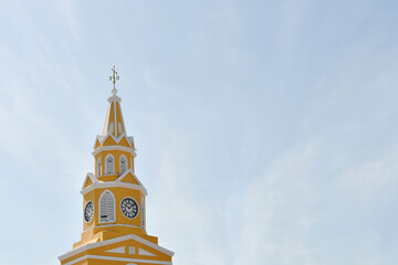 Torre del Reloj en la ciudad amurallada. Cartagena de Indias, Colombia. Espacio para texto al lado derecho.
