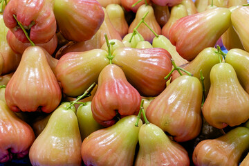 Javaäpfel auf dem Markt in Thailand