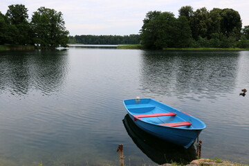 Obraz premium A pier on the shore for mooring boats and yachts.