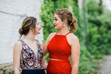 Friends in prom dresses © TCP