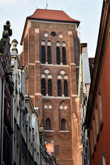 Wieża Kościoła Mariackiego w Gdańsku. Widok z ulicy Kaletniczej. - obrazy, fototapety, plakaty