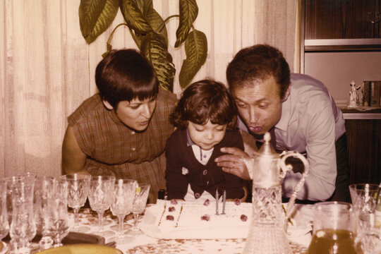 1981: Family celebrating a birthday.