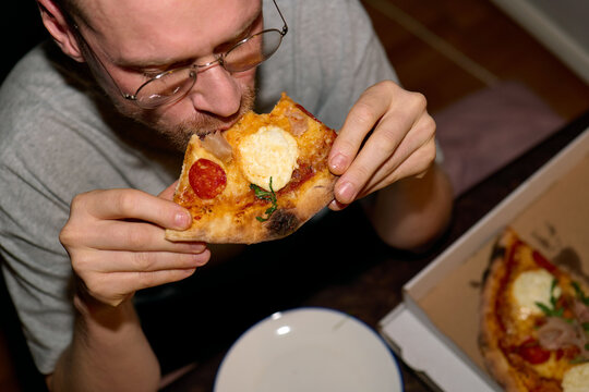 Eating pizza