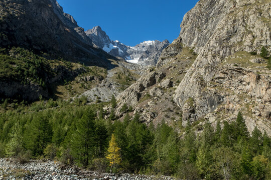 Paysage des Hautes Alpes , depuis les alpages de l' Alpe de villar d' Ar&egrave;ne . Vue sur le Pic gaspard et le Pav&eacute; , France
