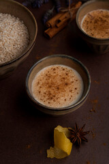 Arroz con leche, postre tradicional español con leche y canela, bodegón still life	
