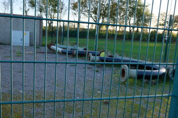FU 2022-11-01 Weiden 16 Hinter dem Zaun liegen Metallrohre