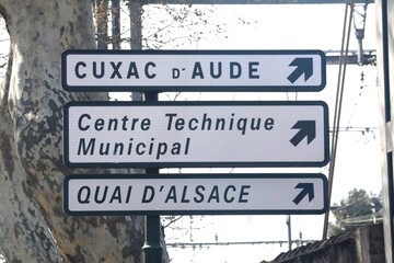 Panneaux de signalisation, directions : centre technique municipal, quai d'Alsace, Cuxac d'Aude.