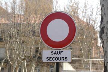 Panneau de signalisation : accès interdit sauf aux secours.