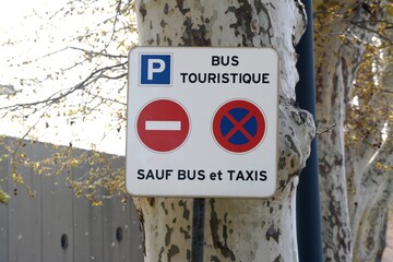 Panneau de signalisation à usages multiples : parking réservé aux bus touristiques, sens interdit, interdiction de s'arrêter, sauf bus et taxis. - obrazy, fototapety, plakaty