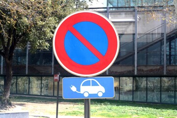 Panneau de signalisation : interdiction de stationner, emplacement réservé aux véhicules électriques.