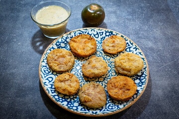 verdura en tempura con salsa de miel y mostaza