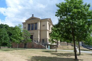Fototapeta na wymiar Klassizistische Gebäude der Universität in Halle an der Saale