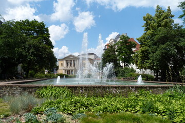 Springbrunnen und Oper am Joliot-Curie-Platz in Halle an der Saale