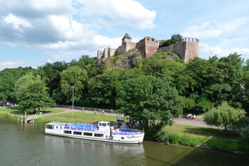 Passagierschiff bzw Ausflugsschiff vor der Burg Giebichenstein auf der Saale in Halle an der Saale