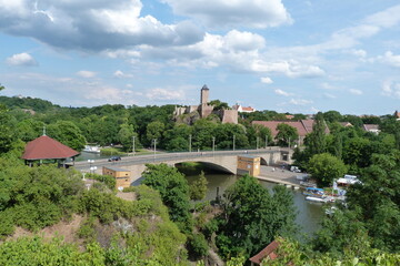 Brücke über die Saale vor der Burg Giebichenstein in Halle an der Saale