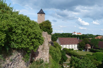 Turm der Burg Giebichenstein auf Felsen oberhalb der Saale in Halle an der Saale