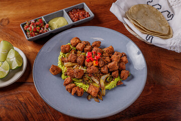 plato de chicharron de atun, comida tipica mexicana 