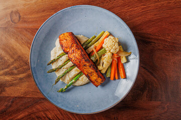 salmon bañado con salsa chilpetin