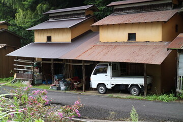 田舎の古い納屋と軽トラ