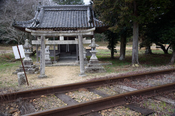 兵庫県加西市・線路を越えて神社参拝