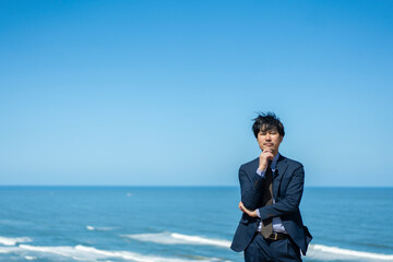 空と海とビジネスマン