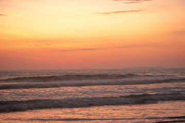 Fototapeta premium atardecer en la playa 