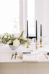 Refined wedding table with classic and modern mix