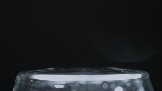 
3月27日 14:33
フルHD240pスーパースロー映像：コップに注いだ水が溢れる様子