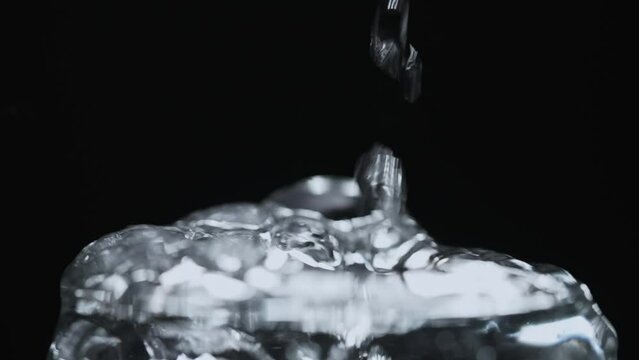 
3月27日 14:33
フルHD240pスーパースロー映像：コップに注いだ水が溢れる様子
