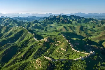 Fotobehang The Great Wall of China: Unfolding Over a Thousand Kilometers Through Time-Weathered Hills and Verdant Valleys © Lester