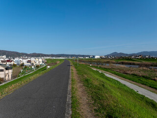 大坂を流れる大和川沿いの風景