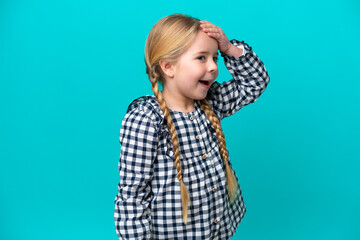 Little caucasian girl isolated on blue background has realized something and intending the solution - obrazy, fototapety, plakaty