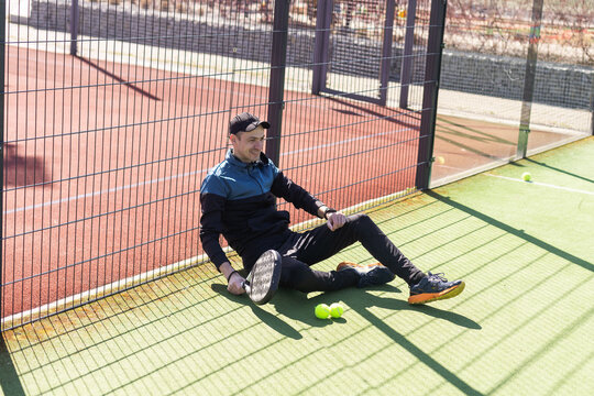 paddle player resting against the wall entertained by the ball - Powered by Adobe