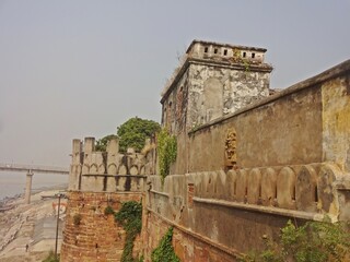 The defensive wall of a fortress located next to a river, RAMNAGAR FORT, VARANASI, UTTAR PRADESH