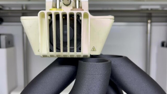 3D Printer working in a object of fibre carbon