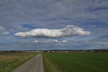 Wolke und Schulenburger Umgebung mit blauem Himmel